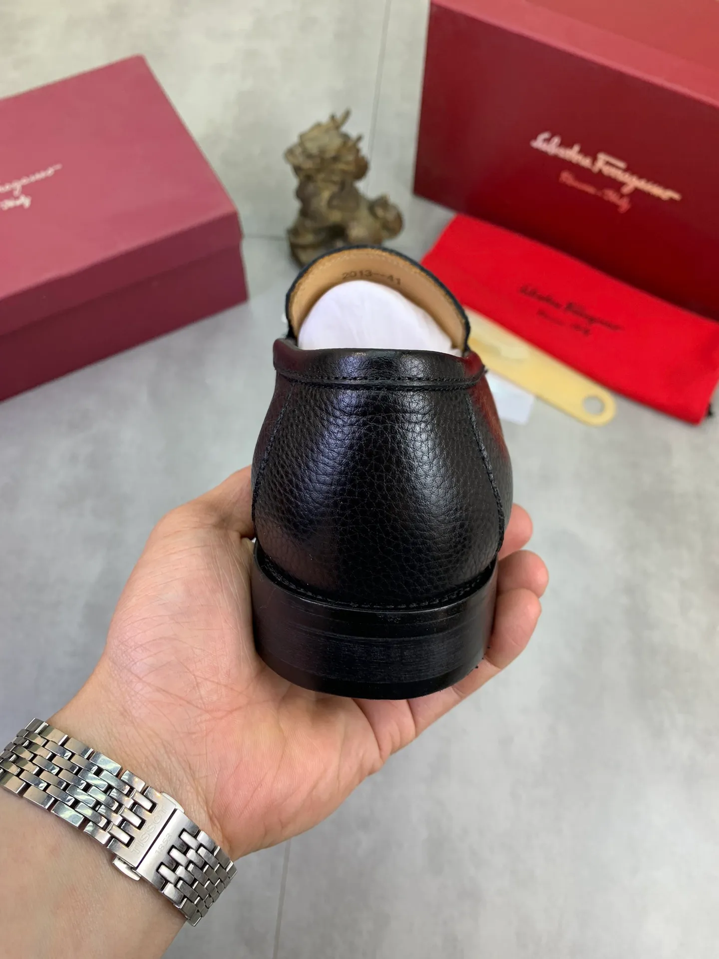 Men's Men's Shoes 💰P460💰[New Style] Water-dyed Niuli 🆘[Salvatore Ferragamo] Ferragamo's latest casual business leather shoes for men! Available at counters simultaneously! The fabric is made of specially imported original pebbled calfskin, and the lining is made of imported water-dyed cowhide. It is absolutely luxurious and leads the fashion trend. Matching code: 38-47 black and brown optional